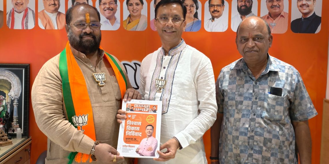 PUNE BJP GANESH BIDKAR :शहर भाजप प्रमुख नेत्यांमधील मानले जाणारे माजी सभागृह नेते गणेश बिडकर (GANESH BIDKARयांच्या कार्य अहवालाचे प्रकाशन आज शहराध्यक्ष धीरज घाटे (DHEERAJ GHATE) यांच्या हस्ते पार पडले. पुणे महापालिकेत सभागृह नेता म्हणून केलेल्या कार्यापासून ते प्रभाग क्रमांक २४ कसबा गणपती - कमला नेहरू हॉस्पिटल - केईएम हॉस्पिटल भागामध्ये त्यांनी आजवर केलेल्या कार्याचा आढावा या 'विश्वास विकास निर्विवाद' घोषवाक्य असणाऱ्या कार्य अहवालातून घेण्यात आला आहे.