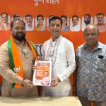 PUNE BJP GANESH BIDKAR :शहर भाजप प्रमुख नेत्यांमधील मानले जाणारे माजी सभागृह नेते गणेश बिडकर (GANESH BIDKARयांच्या कार्य अहवालाचे प्रकाशन आज शहराध्यक्ष धीरज घाटे (DHEERAJ GHATE) यांच्या हस्ते पार पडले. पुणे महापालिकेत सभागृह नेता म्हणून केलेल्या कार्यापासून ते प्रभाग क्रमांक २४ कसबा गणपती - कमला नेहरू हॉस्पिटल - केईएम हॉस्पिटल भागामध्ये त्यांनी आजवर केलेल्या कार्याचा आढावा या 'विश्वास विकास निर्विवाद' घोषवाक्य असणाऱ्या कार्य अहवालातून घेण्यात आला आहे.