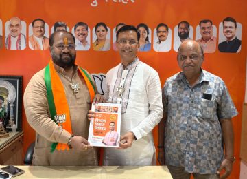 PUNE BJP GANESH BIDKAR :शहर भाजप प्रमुख नेत्यांमधील मानले जाणारे माजी सभागृह नेते गणेश बिडकर (GANESH BIDKARयांच्या कार्य अहवालाचे प्रकाशन आज शहराध्यक्ष धीरज घाटे (DHEERAJ GHATE) यांच्या हस्ते पार पडले. पुणे महापालिकेत सभागृह नेता म्हणून केलेल्या कार्यापासून ते प्रभाग क्रमांक २४ कसबा गणपती - कमला नेहरू हॉस्पिटल - केईएम हॉस्पिटल भागामध्ये त्यांनी आजवर केलेल्या कार्याचा आढावा या 'विश्वास विकास निर्विवाद' घोषवाक्य असणाऱ्या कार्य अहवालातून घेण्यात आला आहे.