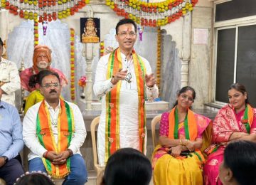 PMC ELECTION GANESH BIDKAR:  वस्तीभागातील तरुण मुला-मुलींच्या आयुष्यात सकारात्मक बदल घडवून त्यांना स्वावलंबी करण्यासाठी पुणे भाजपचे निवडणूक प्रमुख आणि प्रभाग २४ ड चे उमेदवार गणेश बिडकर यांनी राबवलेला ‘लाईट हाऊस प्रोजेक्ट’ हा उपक्रम अनेकांसाठी आशेचा किरण ठरत आहे. शिक्षणाअभावी रोजगाराच्या संधींपासून वंचित राहणाऱ्या तरुणांच्या कला-कौशल्यांना दिशा देत, त्यांना मुख्य प्रवाहात आणण्याचे महत्त्वाचे काम या प्रकल्पातून सुरू आहे.