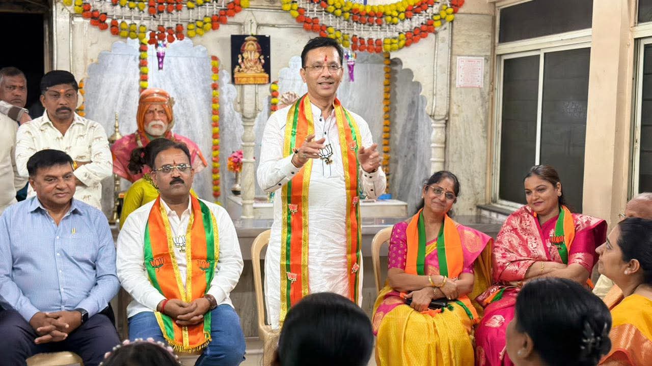 PMC ELECTION GANESH BIDKAR:  वस्तीभागातील तरुण मुला-मुलींच्या आयुष्यात सकारात्मक बदल घडवून त्यांना स्वावलंबी करण्यासाठी पुणे भाजपचे निवडणूक प्रमुख आणि प्रभाग २४ ड चे उमेदवार गणेश बिडकर यांनी राबवलेला ‘लाईट हाऊस प्रोजेक्ट’ हा उपक्रम अनेकांसाठी आशेचा किरण ठरत आहे. शिक्षणाअभावी रोजगाराच्या संधींपासून वंचित राहणाऱ्या तरुणांच्या कला-कौशल्यांना दिशा देत, त्यांना मुख्य प्रवाहात आणण्याचे महत्त्वाचे काम या प्रकल्पातून सुरू आहे.