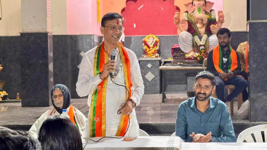 PMC GANESH BIDKAR प्रभाग क्रमांक २४ मधील नागरिकांच्या सुरक्षिततेला सर्वोच्च प्राधान्य देणाऱ्या भाजपचे अधिकृत उमेदवार गणेश बिडकर (PMC GANESH BIDKAR) यांच्या दूरदृष्टी व भविष्यकालीन व्हिजनमुळे समर्थ पोलीस ठाण्याच्या हद्दीत सोमवार पेठ परिसरात महापालिकेच्या निधीतून १७० सीसीटीव्ही कॅमेऱ्यांचे जाळे उभारण्यात आले आहे. या यंत्रणेमुळे गुन्हेगारांवर प्रभावी वचक बसला असून प्रभागाची एकूण सुरक्षा व्यवस्था अधिक मजबूत झाली आहे. प्रचारादरम्यान नागरिकांकडून प्रभागाच्या सुरक्षेसाठी लावण्यात आलेल्या सीसीटीव्ही यंत्रणेचे कौतुक होत आहे.