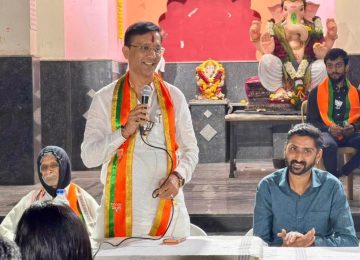 PMC GANESH BIDKAR प्रभाग क्रमांक २४ मधील नागरिकांच्या सुरक्षिततेला सर्वोच्च प्राधान्य देणाऱ्या भाजपचे अधिकृत उमेदवार गणेश बिडकर (PMC GANESH BIDKAR) यांच्या दूरदृष्टी व भविष्यकालीन व्हिजनमुळे समर्थ पोलीस ठाण्याच्या हद्दीत सोमवार पेठ परिसरात महापालिकेच्या निधीतून १७० सीसीटीव्ही कॅमेऱ्यांचे जाळे उभारण्यात आले आहे. या यंत्रणेमुळे गुन्हेगारांवर प्रभावी वचक बसला असून प्रभागाची एकूण सुरक्षा व्यवस्था अधिक मजबूत झाली आहे. प्रचारादरम्यान नागरिकांकडून प्रभागाच्या सुरक्षेसाठी लावण्यात आलेल्या सीसीटीव्ही यंत्रणेचे कौतुक होत आहे.