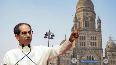 मुंबई... देशाची आर्थिक राजधानी आणि मराठी माणसाच्या संघर्षातून उभे राहिलेले शहर. संयुक्त महाराष्ट्राच्या चळवळीत १०६ हुतात्म्यांनी दिलेल्या बलिदानानंतर मुंबई महाराष्ट्राला मिळाली, पण आज याच मुंबईतील मराठी माणसाच्या अस्तित्वावर प्रश्नचिन्ह उभे राहिले आहे. मुंबई महानगरपालिकेवर (BMC) गेली २५ ते ३० वर्षे ज्या शिवसेनेची आणि पर्यायाने उद्धव ठाकरे यांची सत्ता राहिली, त्या काळात मराठी माणसाची प्रगती झाली की अधोगती? हा प्रश्न आता केवळ राजकीय राहिलेला नसून तो सामाजिक आणि आर्थिक चिंतेचा विषय बनला आहे.
