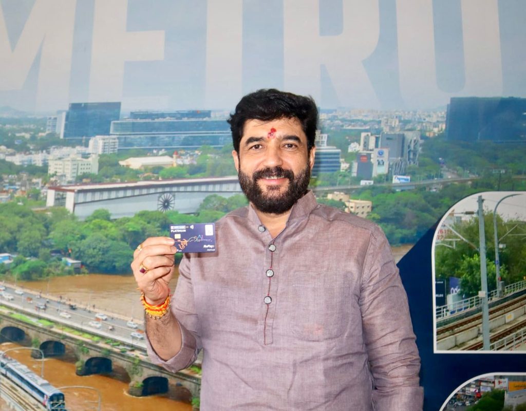 MURLIDHAR MOHOL ON AJIT PAWAR दिल्ली मेट्रोच्या धर्तीवर २००१ पासून पुण्यात मेट्रो आणण्याचे प्रयत्न २०१४ पर्यंत फक्त चर्चेच्याच पातळीवर राहिले. २००१ ते २०१४ या काळात मनमोहन सिंग पंतप्रधान असताना आणि अजित पवार पुण्याचे पालकमंत्री असताना मेट्रोचे काम इंचभरही पुढे गेले नाही. त्यामुळे धादांत खोटी विधाने करून काँग्रेस व राष्ट्रवादीने कधीच न केलेल्या मेट्रोचे श्रेय घेण्याचा केविलवाणा प्रयत्न अजित पवार (AJIT PAWAR) करीत आहेत, अशी टीका केंद्रीय राज्यमंत्री मुरलीधर मोहोळ (MURLIDHAR MOHOL) यांनी गुरुवारी केली.