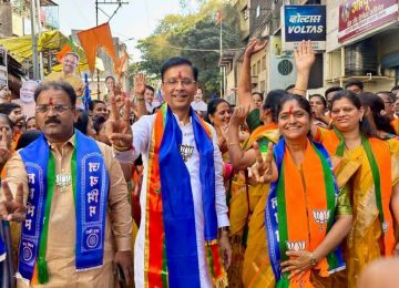 PMC GANESH BIDKAR: पुणे महानगरपालिका निवडणुकीच्या प्रचाराचा धुरळा उडाला असताना प्रभाग क्रमांक २४ मधील भारतीय जनता पार्टीचे (भाजप) उमेदवार गणेश बिडकर (PMC GANESH BIDKAR) यांच्यासह तिन्ही उमेदवारांनी प्रचारात आघाडी घेतली आहे. मंगळवार पेठ परिसरातील दाट लोकवस्तीच्या भागात त्यांनी नागरिकांची भेटीगाठी घेतल्या आणि प्रचाराचा झंजावात सुरू ठेवला.