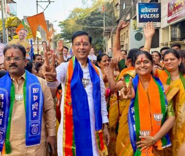 PMC GANESH BIDKAR: पुणे महानगरपालिका निवडणुकीच्या प्रचाराचा धुरळा उडाला असताना प्रभाग क्रमांक २४ मधील भारतीय जनता पार्टीचे (भाजप) उमेदवार गणेश बिडकर (PMC GANESH BIDKAR) यांच्यासह तिन्ही उमेदवारांनी प्रचारात आघाडी घेतली आहे. मंगळवार पेठ परिसरातील दाट लोकवस्तीच्या भागात त्यांनी नागरिकांची भेटीगाठी घेतल्या आणि प्रचाराचा झंजावात सुरू ठेवला.