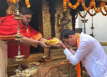 पुणे महानगरपालिका निवडणुकीच्या पार्श्वभूमीवर प्रभाग क्रमांक २४ मधील भाजप उमेदवार गणेश बिडकर यांनी आज सकाळी श्री अय्यप्पा मंदिरात दर्शन घेतले. या मंदिरांचे केरळमधील साउथ इंडियन समाजासाठी विशेष धार्मिक महत्त्व आहे.