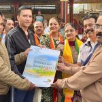 PMC GANESH BIDKAR: पुणे महानगरपालिका निवडणुकीच्या प्रचारात प्रभाग क्रमांक २४ (कसबा गणपती, कमला नेहरू रुग्णालय परिसर) मधील भारतीय जनता पार्टीचे उमेदवार गणेश बिडकर  (PMC GANESH BIDKAR) यांच्यासह पॅनलमधील उमेदवारांनी आपले संकल्पपत्र जाहीर केले आहे.