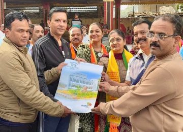 PMC GANESH BIDKAR: पुणे महानगरपालिका निवडणुकीच्या प्रचारात प्रभाग क्रमांक २४ (कसबा गणपती, कमला नेहरू रुग्णालय परिसर) मधील भारतीय जनता पार्टीचे उमेदवार गणेश बिडकर  (PMC GANESH BIDKAR) यांच्यासह पॅनलमधील उमेदवारांनी आपले संकल्पपत्र जाहीर केले आहे.