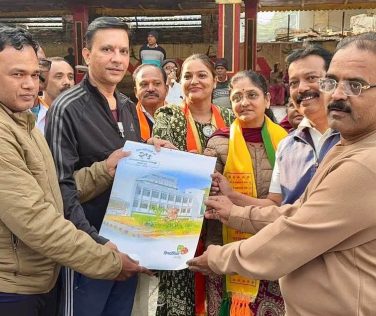 PMC GANESH BIDKAR: पुणे महानगरपालिका निवडणुकीच्या प्रचारात प्रभाग क्रमांक २४ (कसबा गणपती, कमला नेहरू रुग्णालय परिसर) मधील भारतीय जनता पार्टीचे उमेदवार गणेश बिडकर  (PMC GANESH BIDKAR) यांच्यासह पॅनलमधील उमेदवारांनी आपले संकल्पपत्र जाहीर केले आहे.